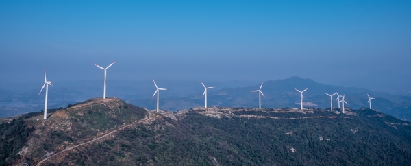 摄图网_500710727_banner_山峦叠嶂风车风电场风景（企业商用）.jpg