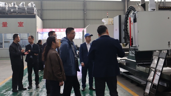 章丘区委副书记、区长黄凯东一行莅临济南章力机械视察指导 - 济南章力机械有限公司